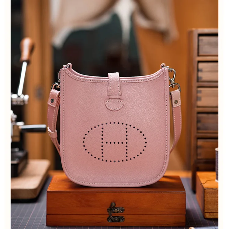 Why is the Evelyne Bag Taking Over as the Go-To Crossbody for Fashionistas?