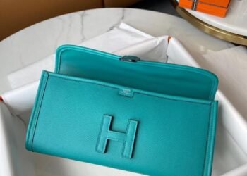 Could the Hermès Jige Clutch Be the Pinnacle of Sleek, Elegant Craftsmanship in Fashion Accessories?
