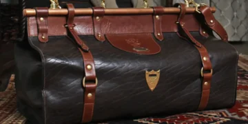 The War-Time Bag Every Woman Carried—And the Hidden Compartment That Saved Lives